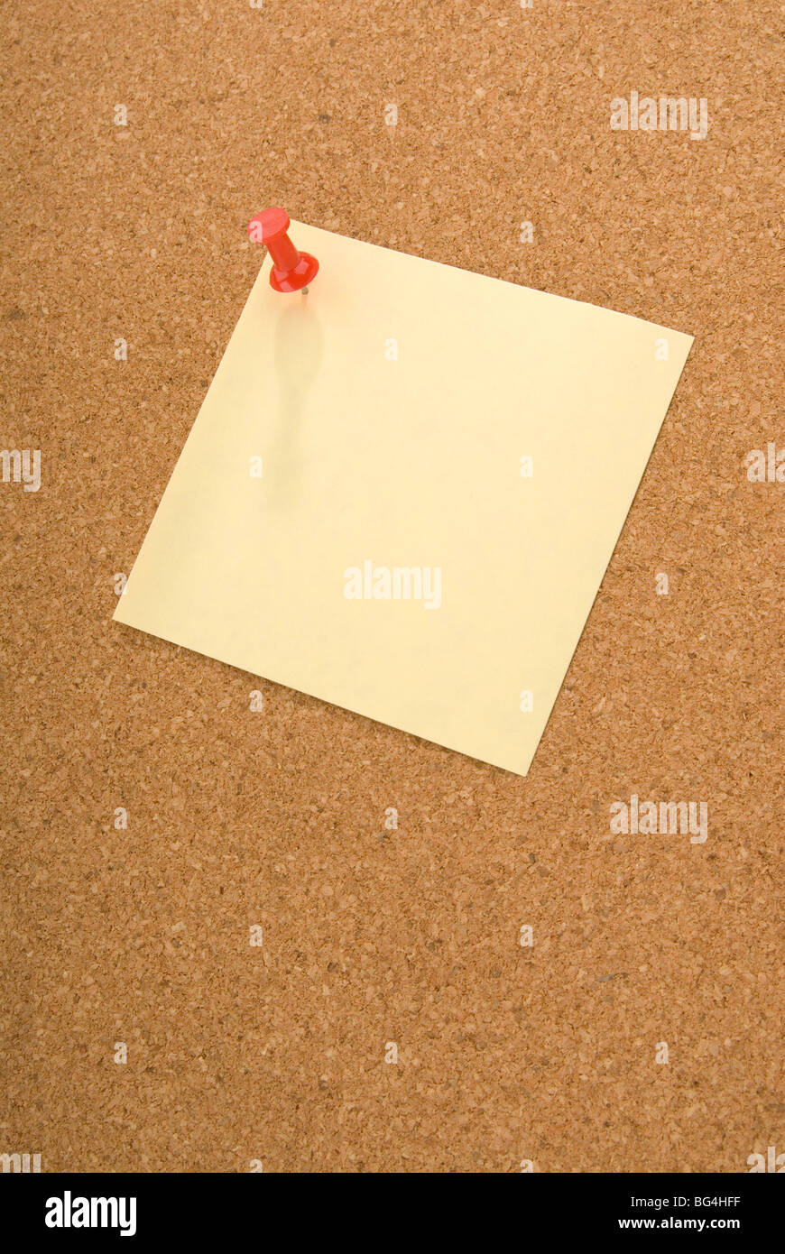 Pousser l'axe rouge tenant une note à la place d'un panneau de liège. Banque D'Images