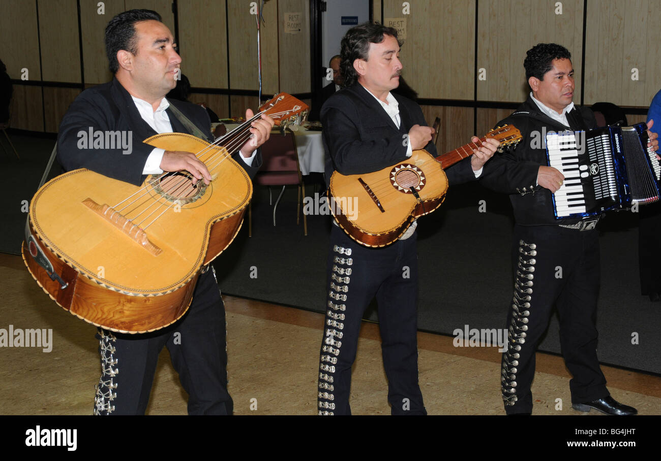 3 Luchadores mexicains chanter lors d'un rassemblement politique à Forestville, Md Banque D'Images