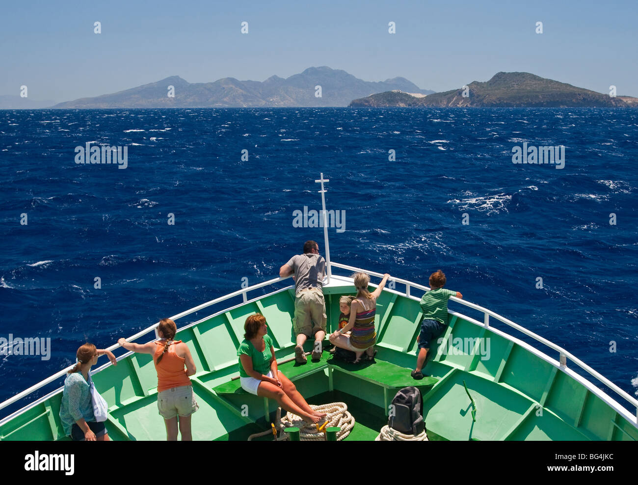 Vue de la proue d'un ferry grec d'une île à l'autre dans la mer Egée avec les passagers à la recherche au niveau de la vue Banque D'Images