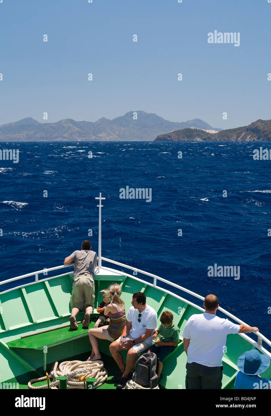 Vue de la proue d'un ferry grec d'une île à l'autre dans la mer Egée avec les passagers à la recherche au niveau de la vue Banque D'Images