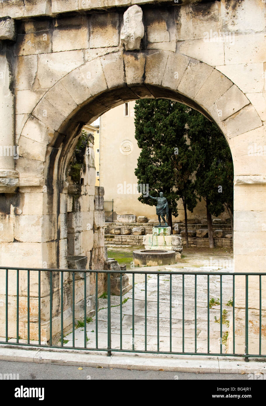 L'ancienne porte de la ville, la Porte d'Auguste, et statue de César  Auguste, Porte d'Arles, Nîmes, France Photo Stock - Alamy