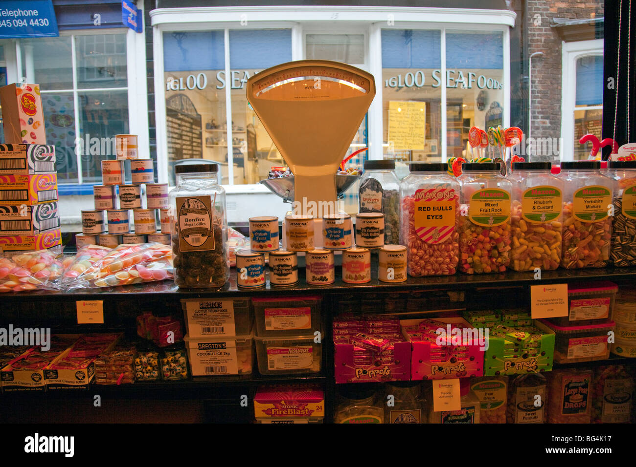 Old fashioned sweet shop avec Candy Cane balances, Banque D'Images