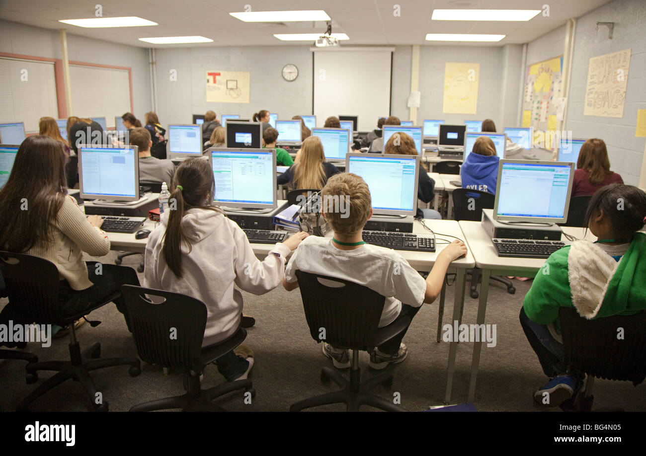 Sainte-claire Shores, Michigan - Les élèves travaillent sur les ordinateurs du centre des médias (bibliothèque) au bord du lac l'école secondaire. Banque D'Images
