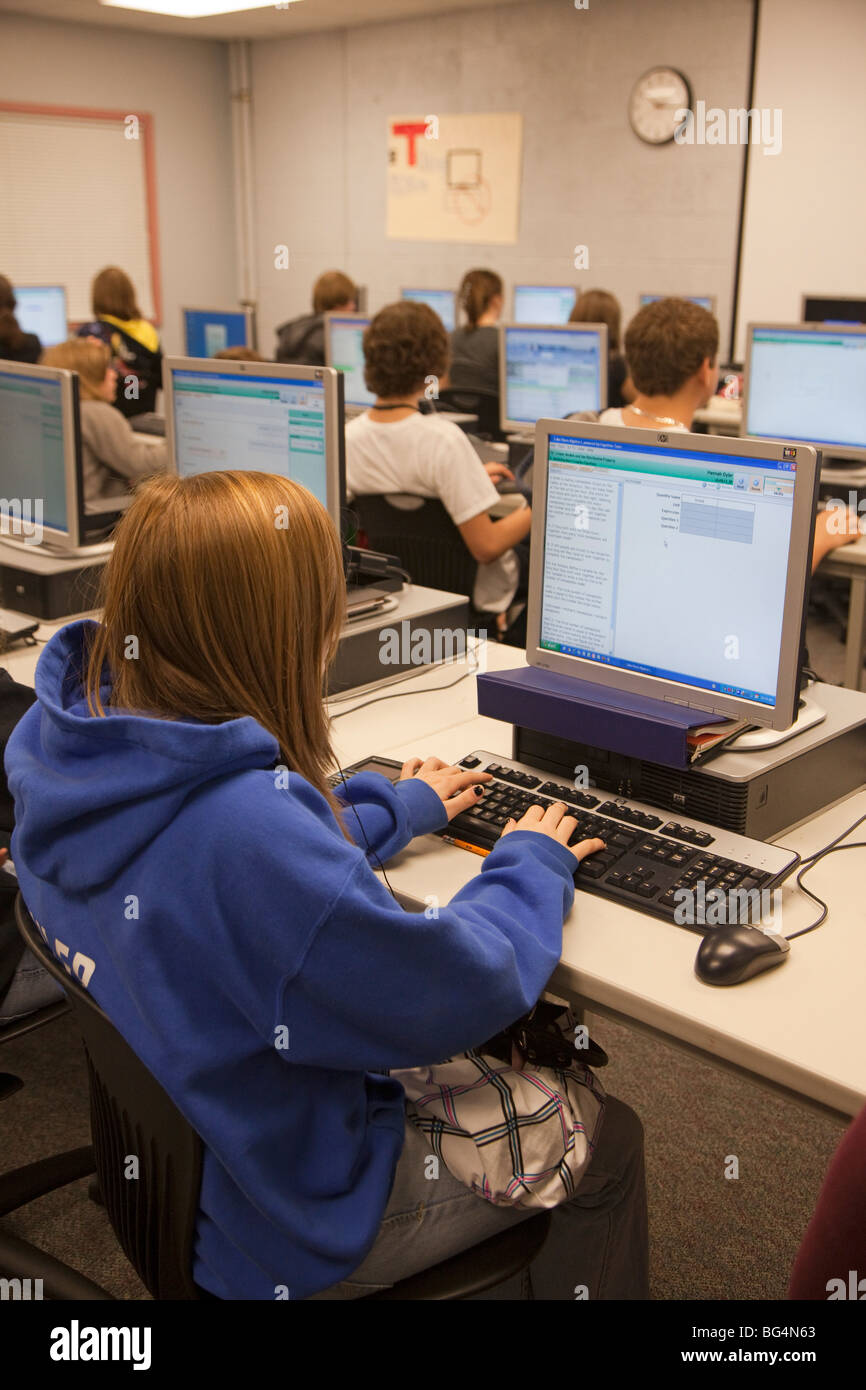 Sainte-claire Shores, Michigan - Les élèves travaillent sur les ordinateurs du centre des médias (bibliothèque) au bord du lac l'école secondaire. Banque D'Images