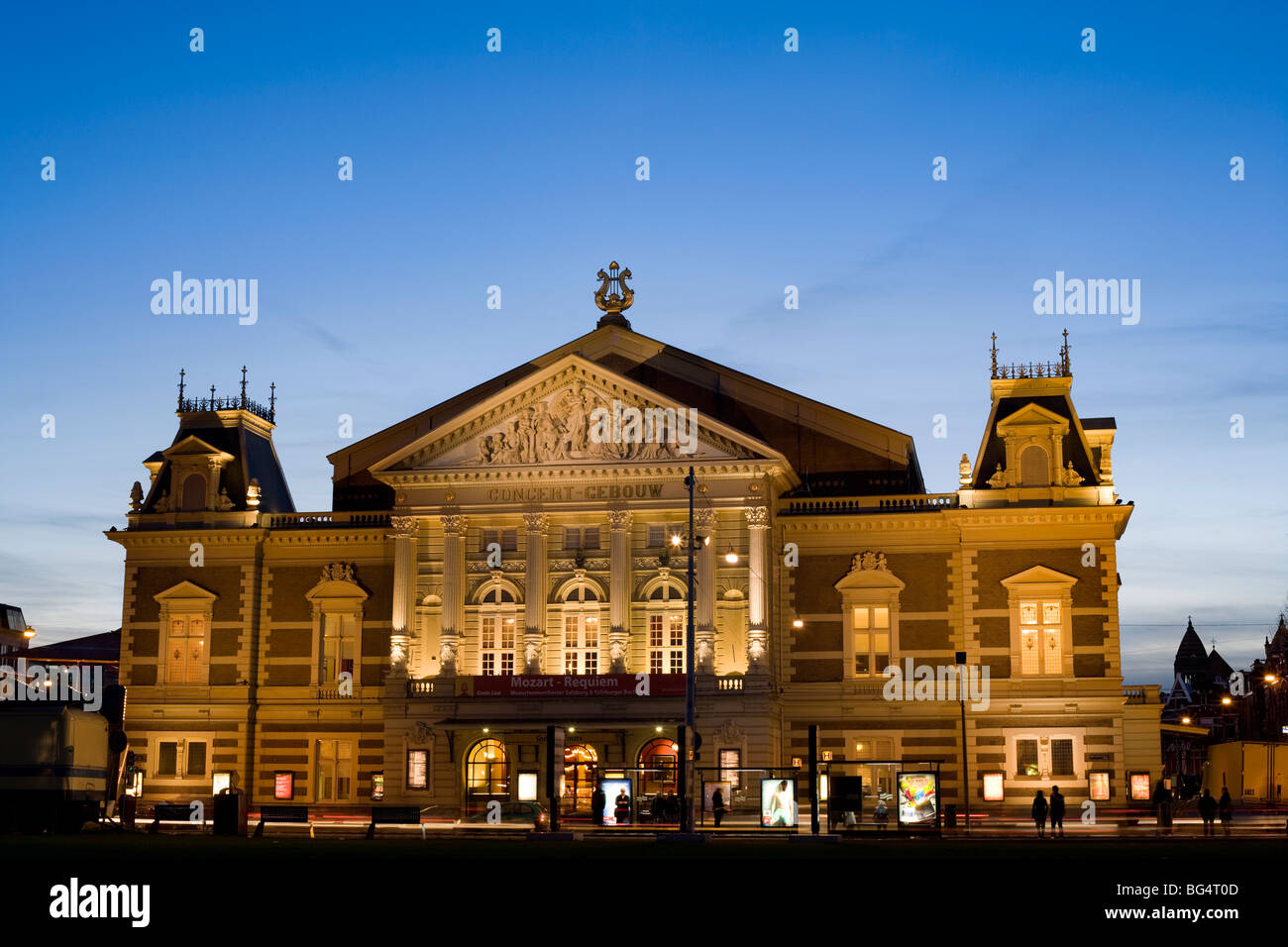 Le Concertgebouw d'Amsterdam, Concert Gebouw, Music Hall Building au crépuscule. Banque D'Images