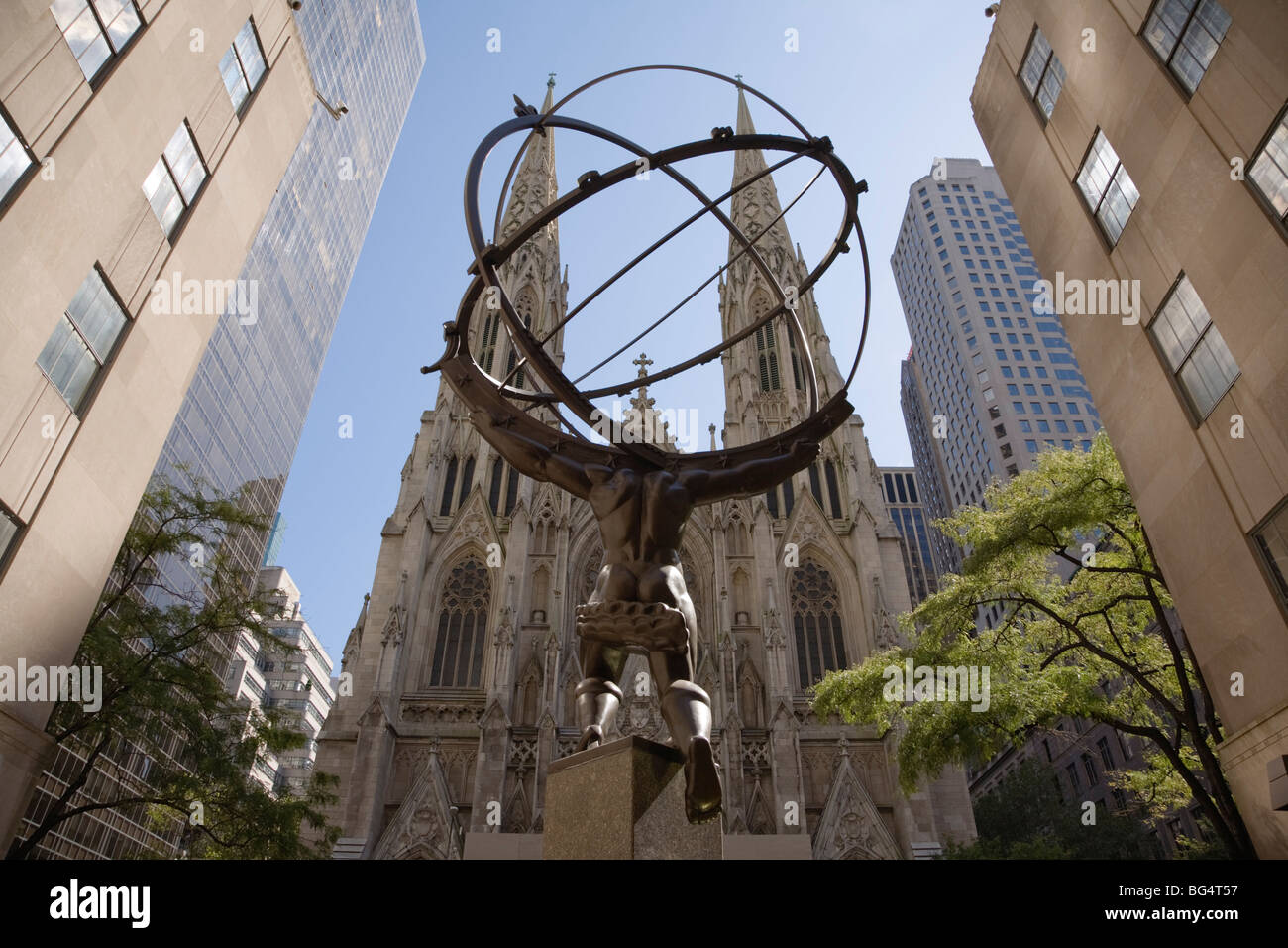 Statue d'Atlas et de la cathédrale Saint Patrick, Manhattan, New York, NY, USA. Banque D'Images