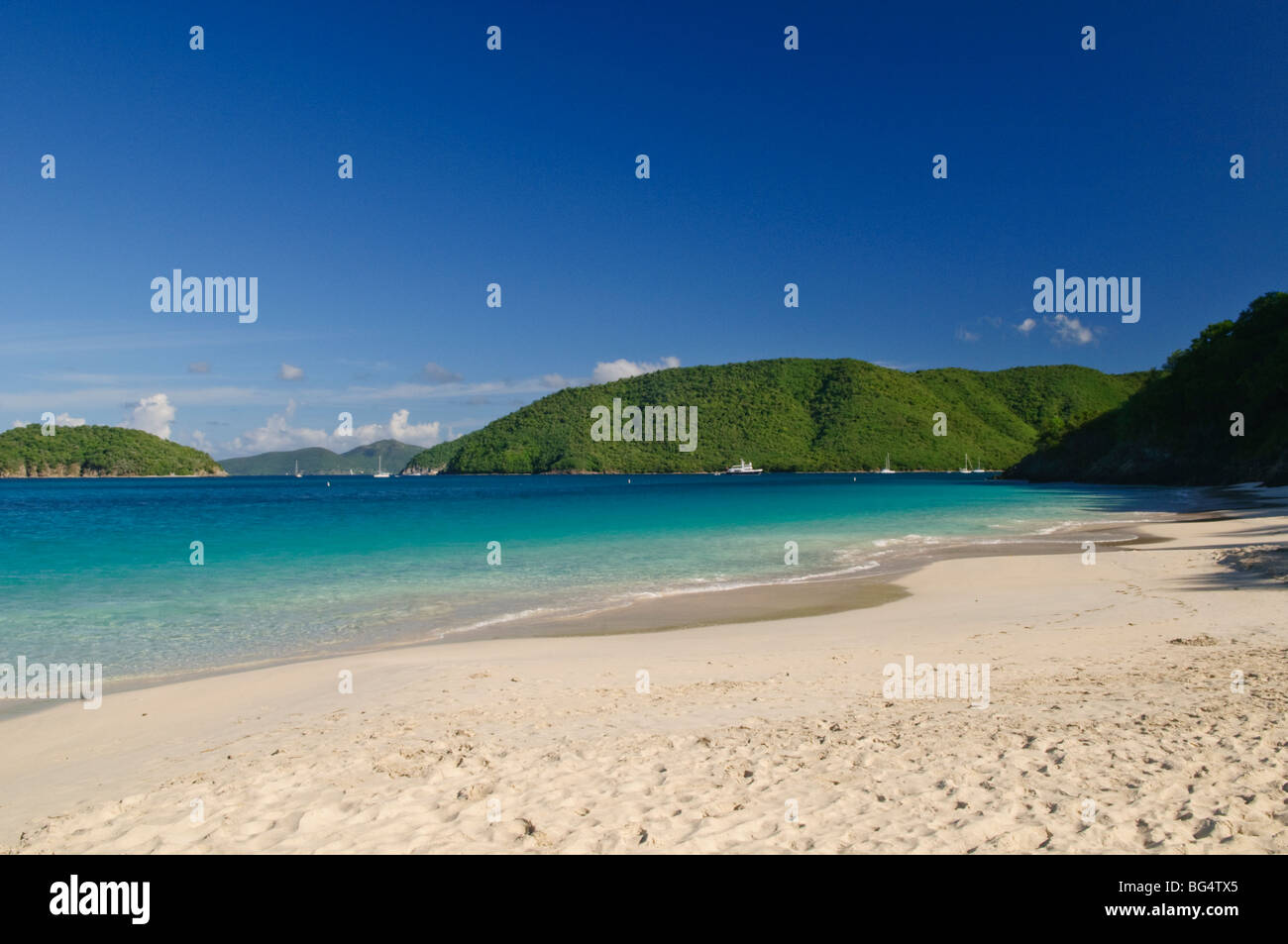Cinnamon Bay Beach St John Îles Vierges américaines // CINNAMON BAY, Îles Vierges américaines — Une vue pittoresque de Cinnamon Bay, une plage tropicale immaculée sur la rive nord de la plage de Saint John dans les Îles Vierges américaines. La plage en forme de croissant avec son sable blanc et ses eaux turquoises est encadrée par une végétation luxuriante, illustrant la beauté naturelle des Caraïbes. Banque D'Images Cinnamon Bay Beach St John Îles Vierges américaines // CINNAMON BAY, Îles Vierges américaines — Une vue pittoresque de Cinnamon Bay, une plage tropicale immaculée sur la rive nord de la plage de Saint John dans les Îles Vierges américaines. La plage en forme de croissant avec son sable blanc et ses eaux turquoises est encadrée par une végétation luxuriante, illustrant la beauté naturelle des Caraïbes. Banque D'Images