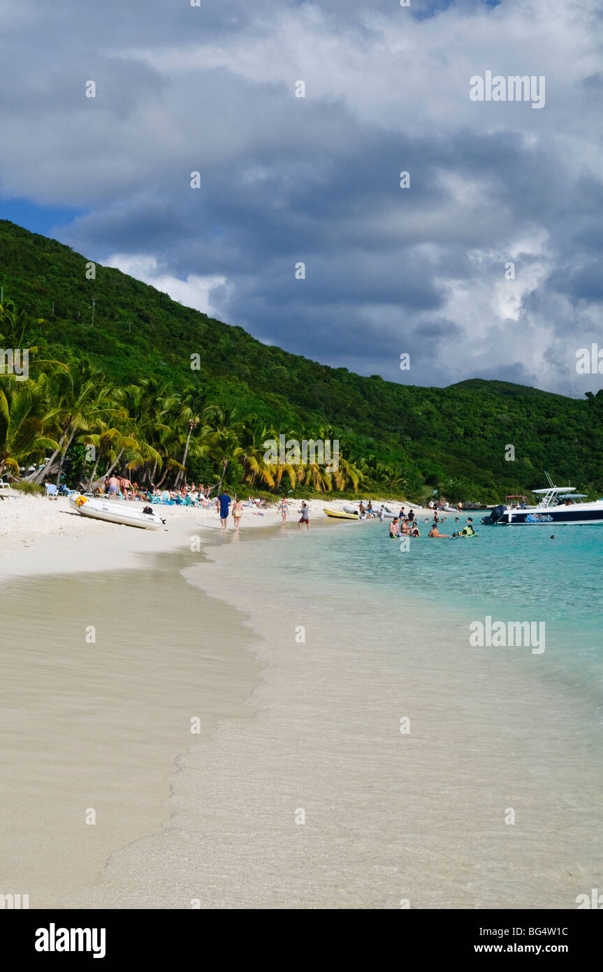 JOST VAN DYKE, Îles Vierges britanniques — le Soggy Dollar Bar, situé sur la baie blanche immaculée de Jost Van Dyke, est un bar de plage emblématique célèbre pour son ambiance décontractée et l'invention du cocktail analgésique. Les visiteurs nagent souvent à terre depuis leurs bateaux, ajoutant à l'atmosphère unique et détendue du bar. Banque D'Images