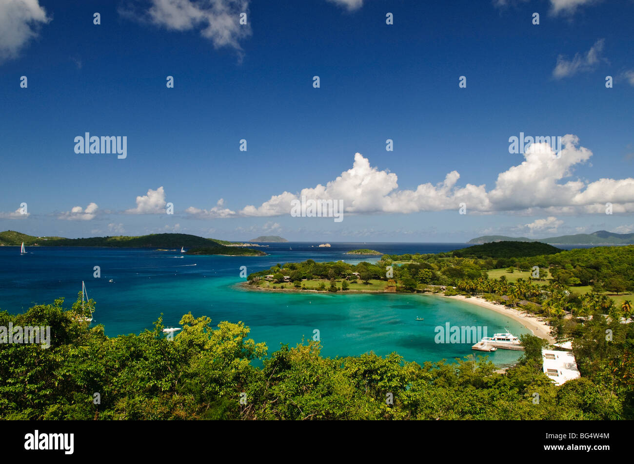 Caneel Bay Resort St John Îles Vierges américaines // ST JOHN, Îles Vierges américaines — une vue surélevée sur le célèbre Caneel Bay Resort sur les Îles Vierges américaines. Le complexe, niché dans le parc national des îles Vierges, présente ses vastes terrains, ses multiples plages et son paysage tropical luxuriant. Cette perspective aérienne souligne l'intégration de la propriété avec la beauté naturelle de l'île. Banque D'Images Caneel Bay Resort St John Îles Vierges américaines // ST JOHN, Îles Vierges américaines — une vue surélevée sur le célèbre Caneel Bay Resort sur les Îles Vierges américaines. Le complexe, niché dans le parc national des îles Vierges, présente ses vastes terrains, ses multiples plages et son paysage tropical luxuriant. Cette perspective aérienne souligne l'intégration de la propriété avec la beauté naturelle de l'île. Banque D'Images