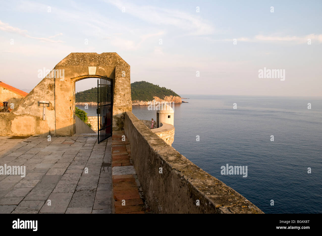 À partir de la muraille vers la côte adriatique en Croatie Dubrovnik au coucher du soleil au crépuscule Banque D'Images