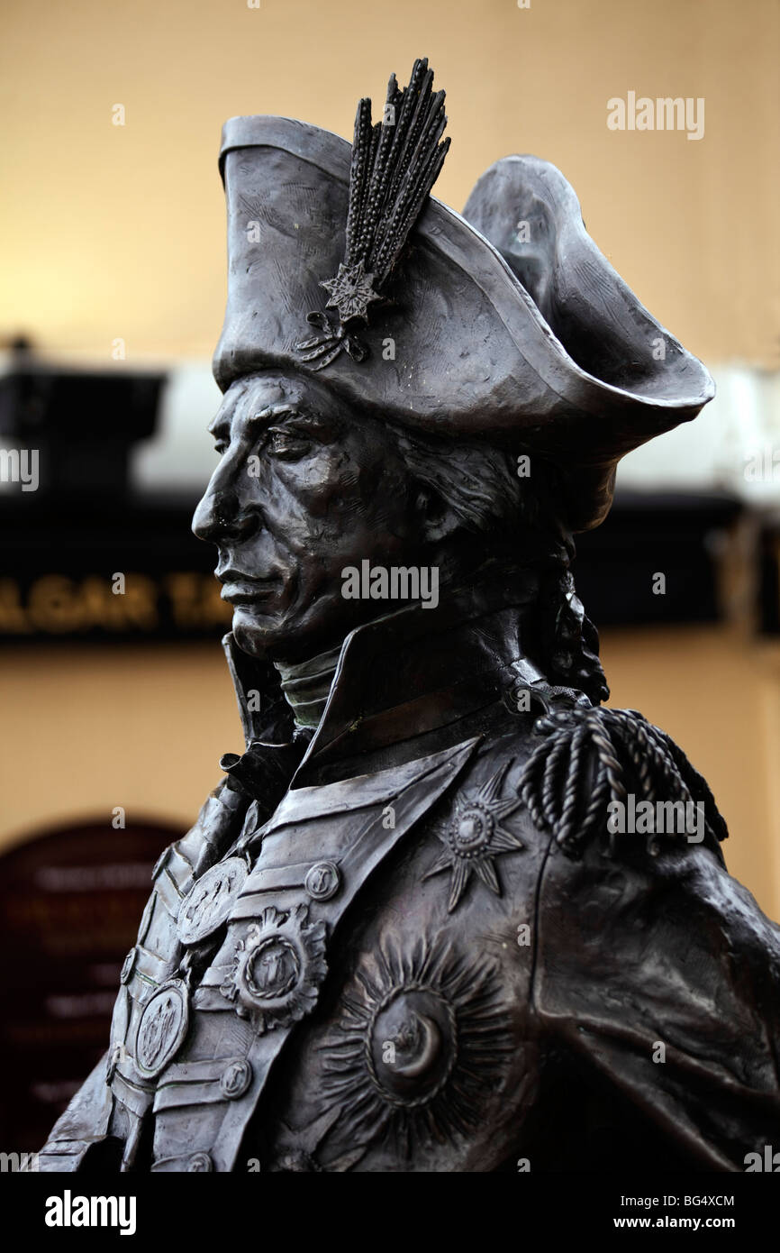 Statue de l'amiral Nelson (1758 - 1805) à l'extérieur de la taverne de Trafalgar à Greenwich, Londres, Angleterre Banque D'Images