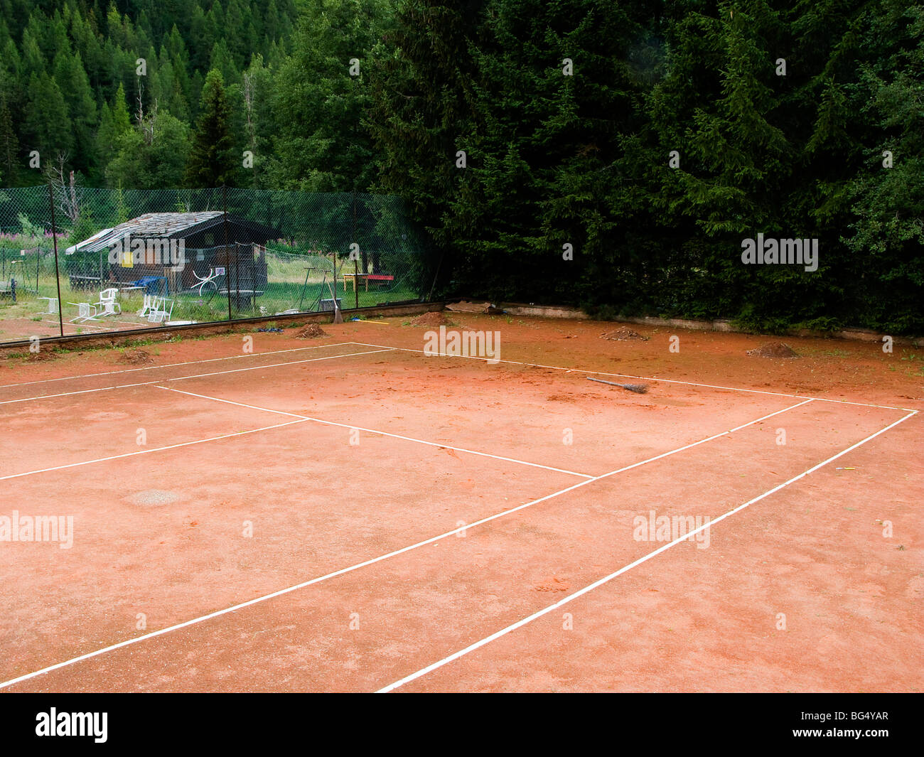 Abandon tennis vieux abandonnés négligé ligne interrompue lignes terre rouge les mauvaises herbes sports Val D'Aoste Italie Alpes Ayas Banque D'Images