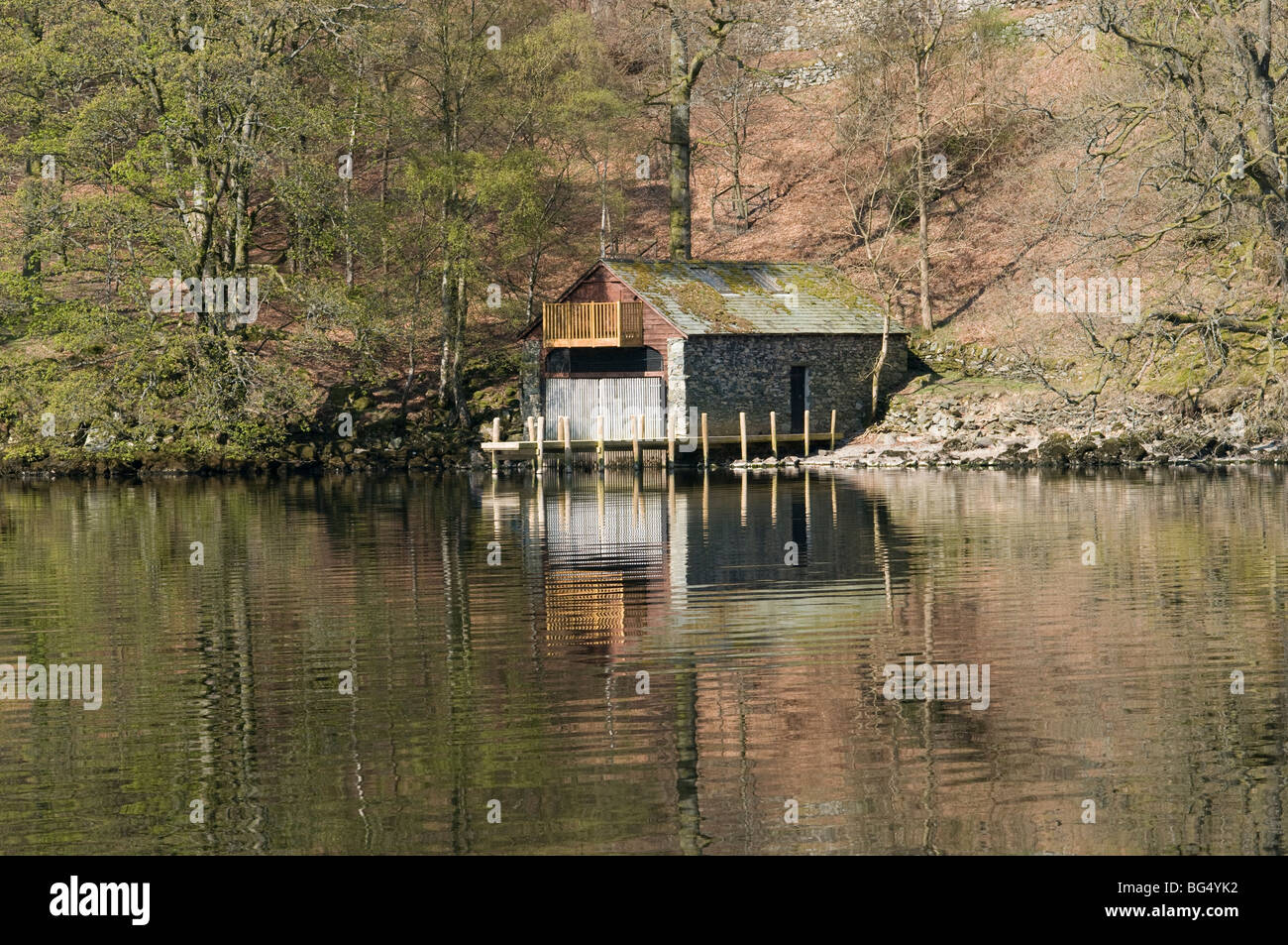 Un hangar à bateaux et la réflexion sur l'Ullswater Cumbria , , Angleterre Banque D'Images