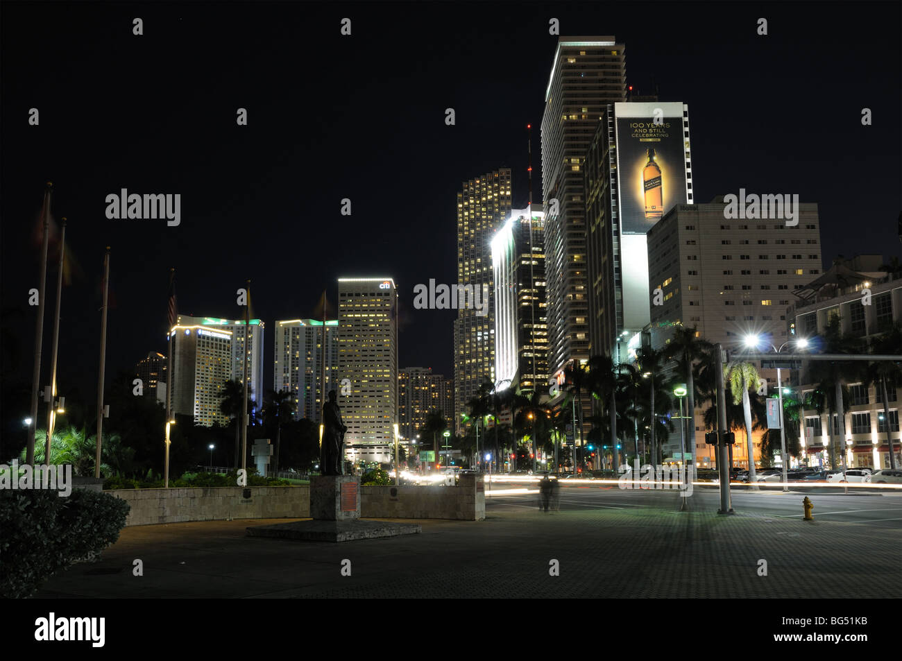 Biscayne Boulevard dans le centre-ville de Miami la nuit, Florida USA Banque D'Images