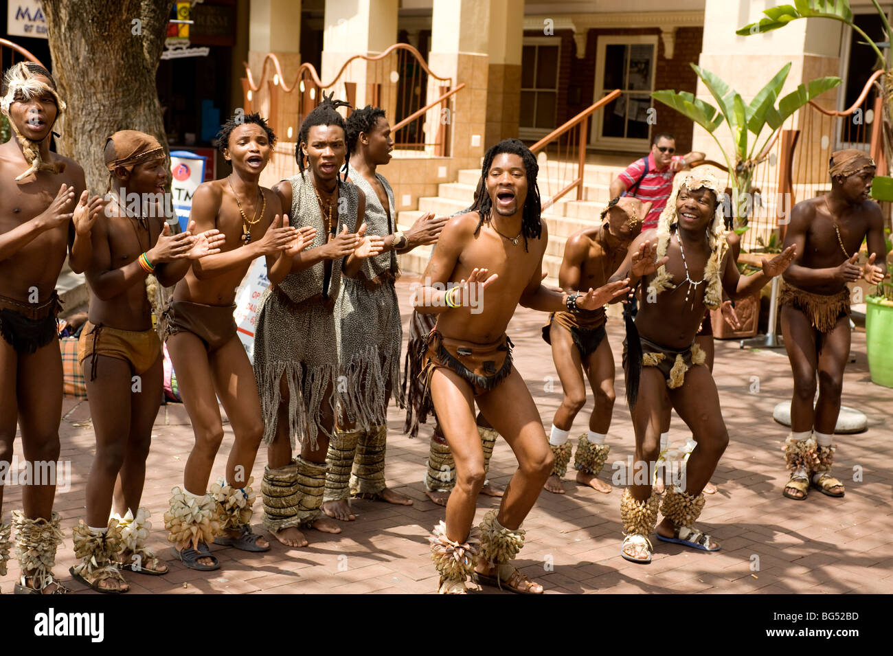 Les danseurs africains au Rosebank Centre du marché. Johannesburg, Afrique du Sud. Banque D'Images