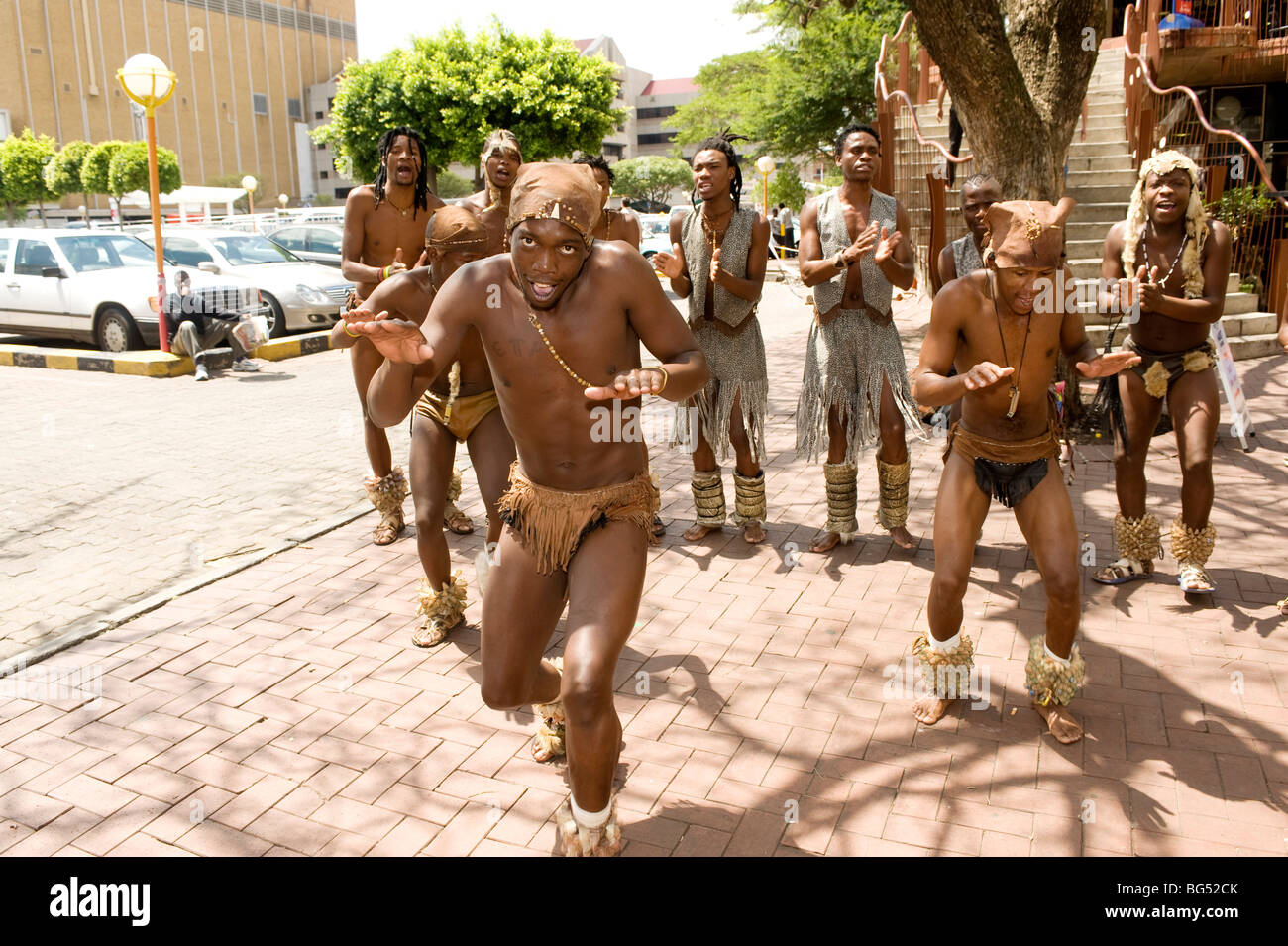 Les danseurs africains au Rosebank Centre du marché. Johannesburg, Afrique du Sud. Banque D'Images