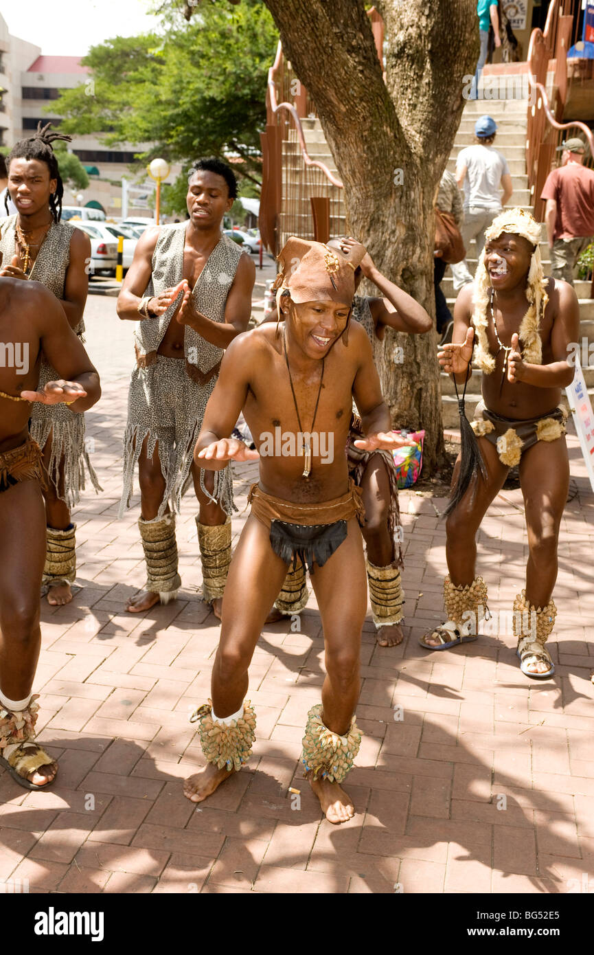 Les danseurs africains au Rosebank Centre du marché. Johannesburg, Afrique du Sud. Banque D'Images