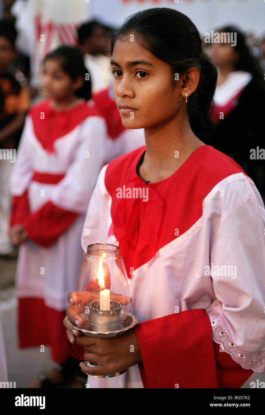 Autel girl holding une bougie lors d'une procession en Luchnow, Inde Banque D'Images