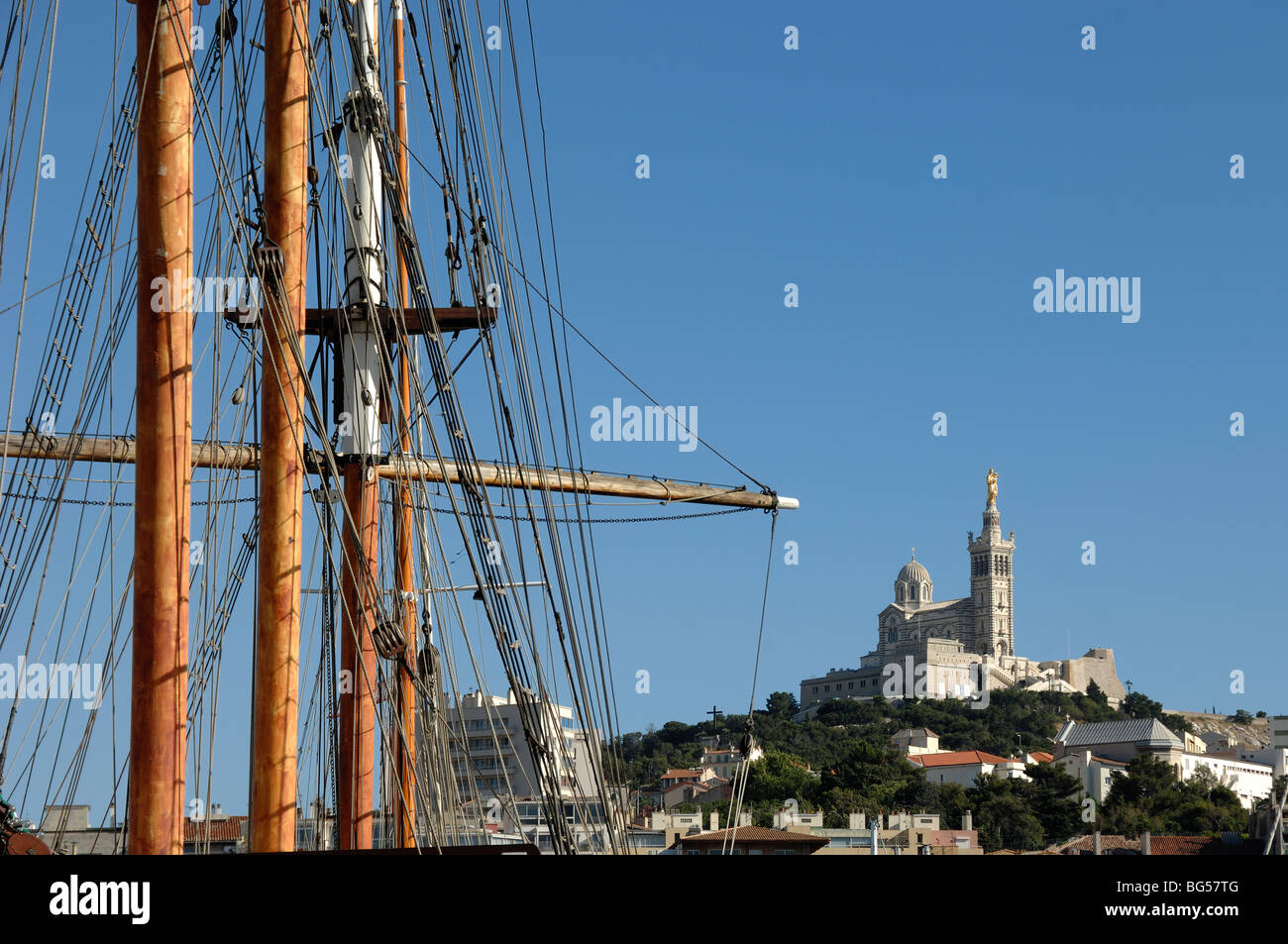 Mâts en bois & Rigging de yachts dans le Vieux Port et l'église Notre-Dame de la Garde, Marseille ou Marseille, Provence, France Banque D'Images