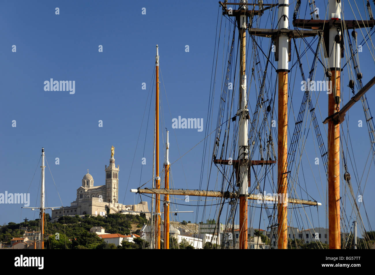 Mâts en bois & Rigging de yachts dans le Vieux Port et l'église Notre-Dame de la Garde Marseille ou Marseille, Provence, France Banque D'Images
