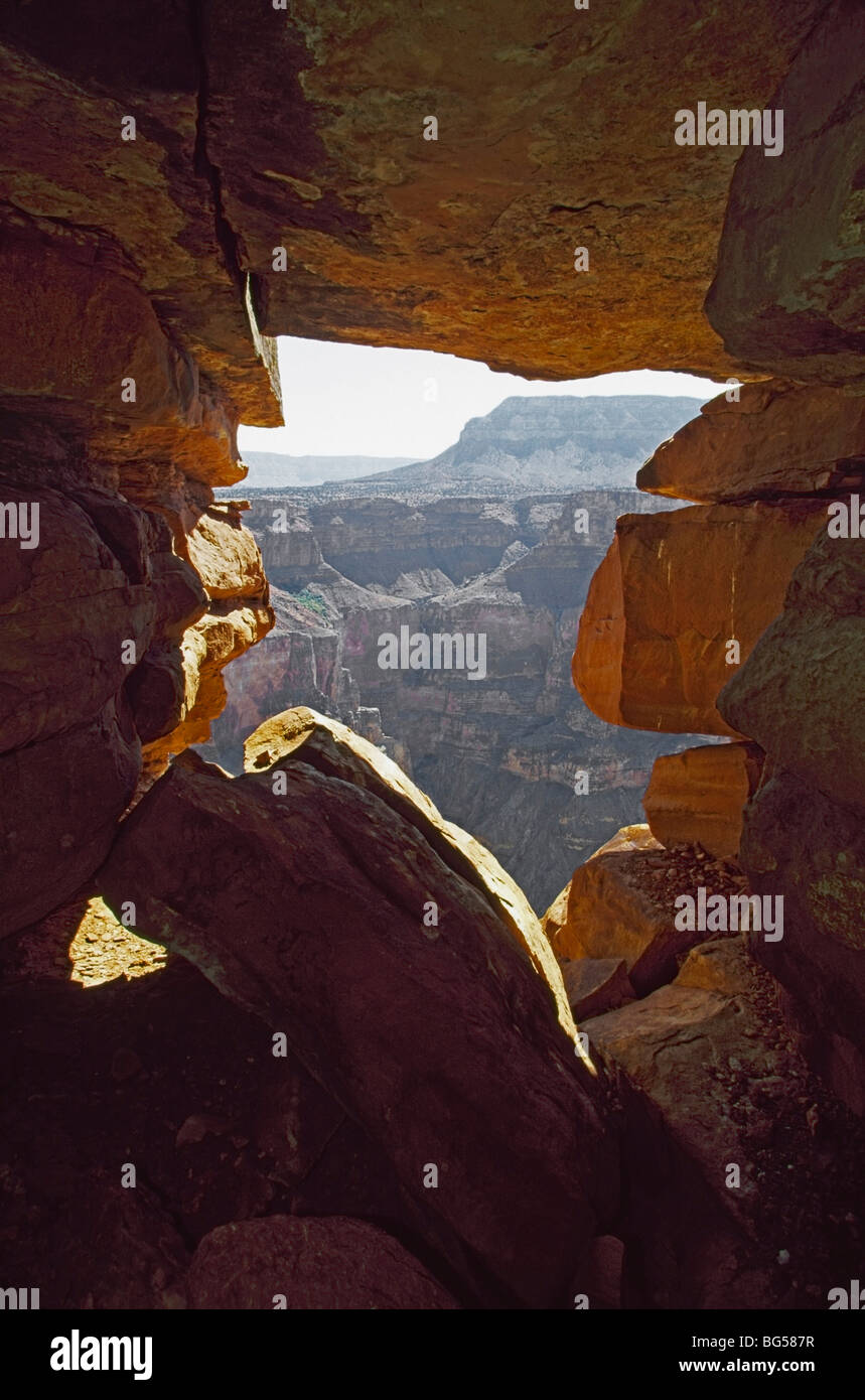 Grotte de Toroweap forme une fenêtre naturelle sur le Grand Canyon, Arizona, USA Banque D'Images