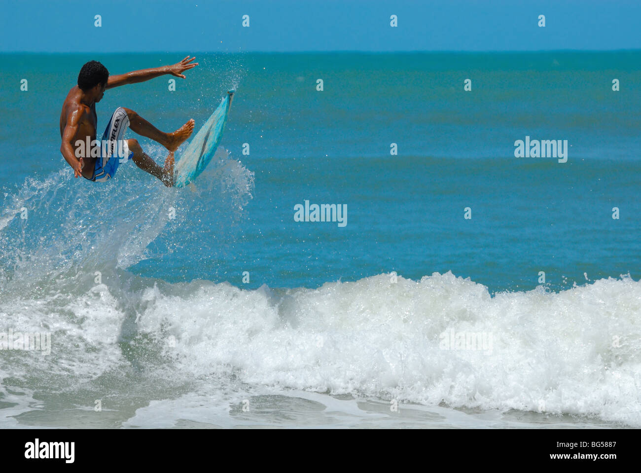Surfer brésilien à Baia dos Golfinhos près de pipa Brésil Banque D'Images