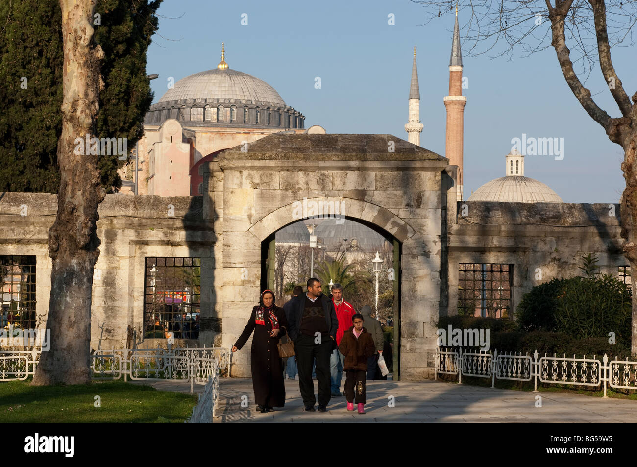 En regardant vers l'Aya Sofia de la Mosquée Bleue, Istanbul, Turquie Banque D'Images