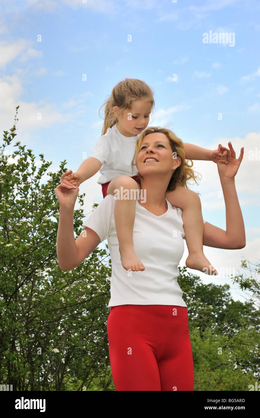 Jeune femme portant sa fille sur les épaules Banque D'Images