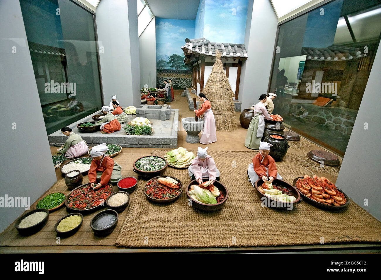 Musée National Folklorique diorama montrant comment les Coréens faites le kimchi dans les siècles passés. Séoul, Corée. Banque D'Images
