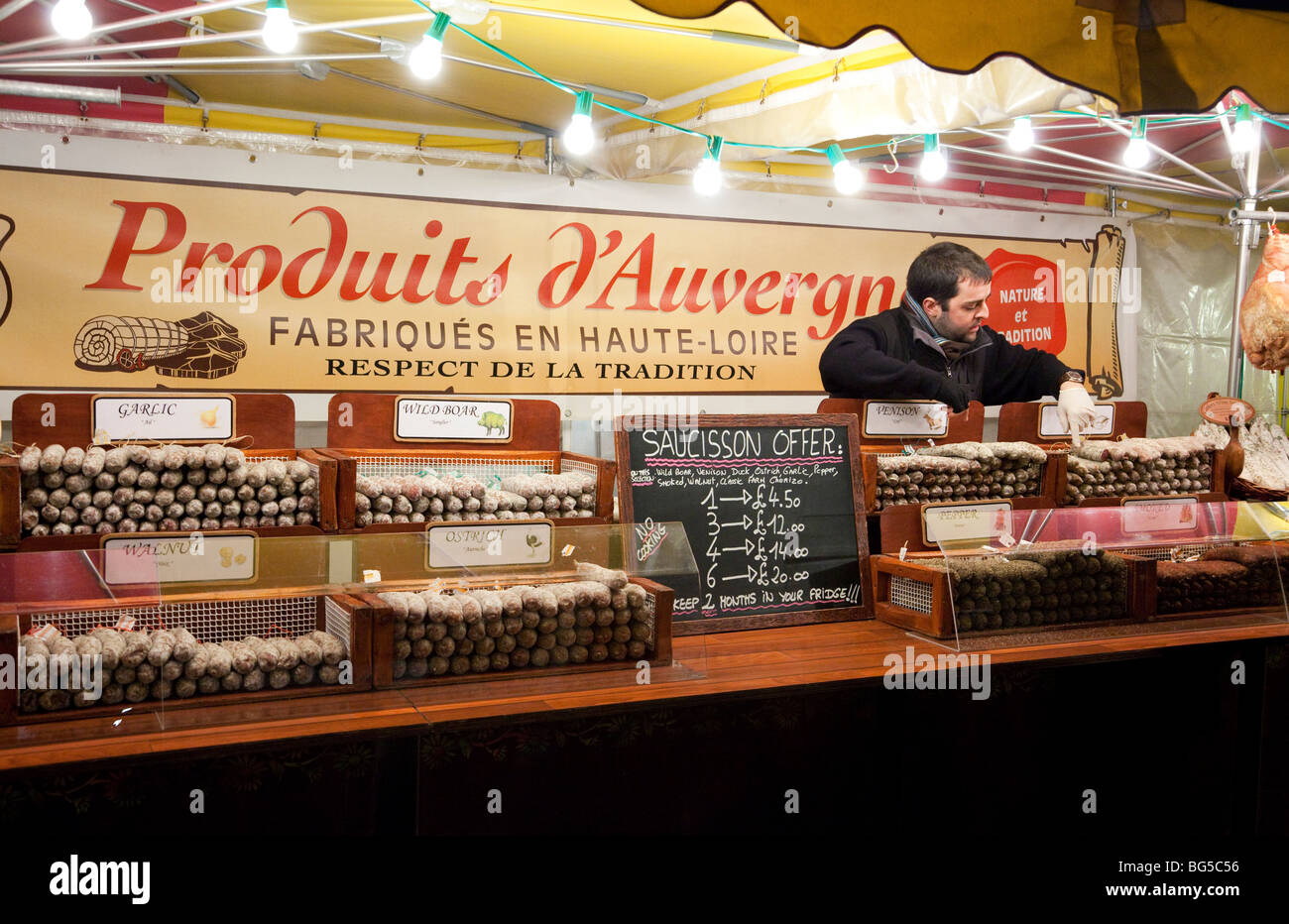 La viande française et la saucisse market stall Banque D'Images