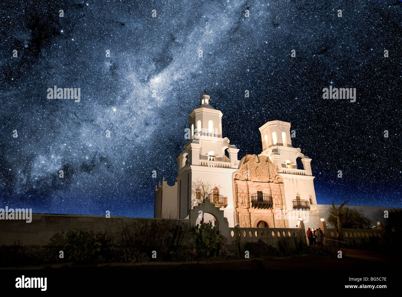 Mission San Xavier à Tucson avec Voie Lactée. Colombe blanche du désert Banque D'Images