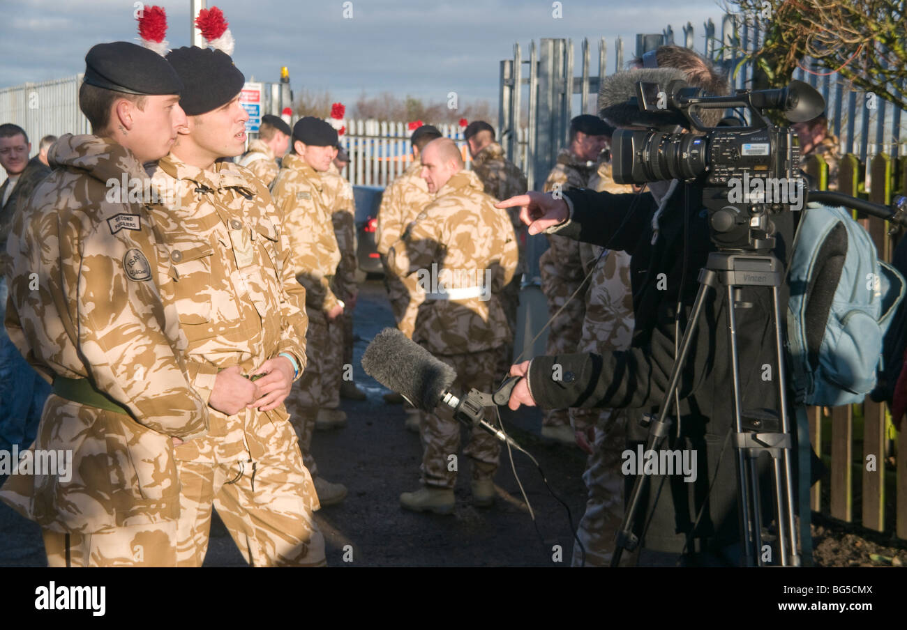 Des soldats britanniques ont été interrogés par la presse Banque D'Images