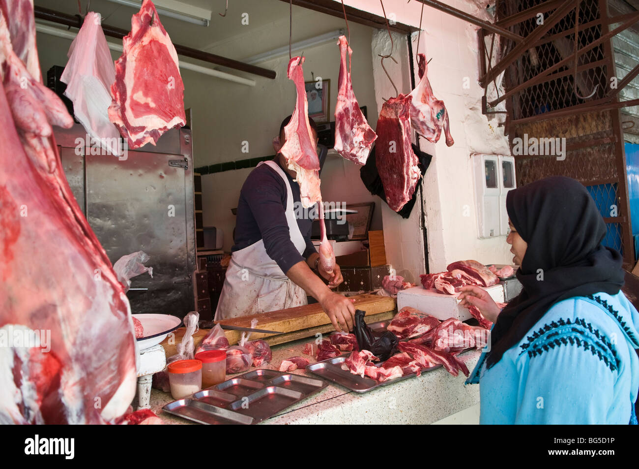 L'achat de la viande à la boucherie locale à Casablanca. Banque D'Images