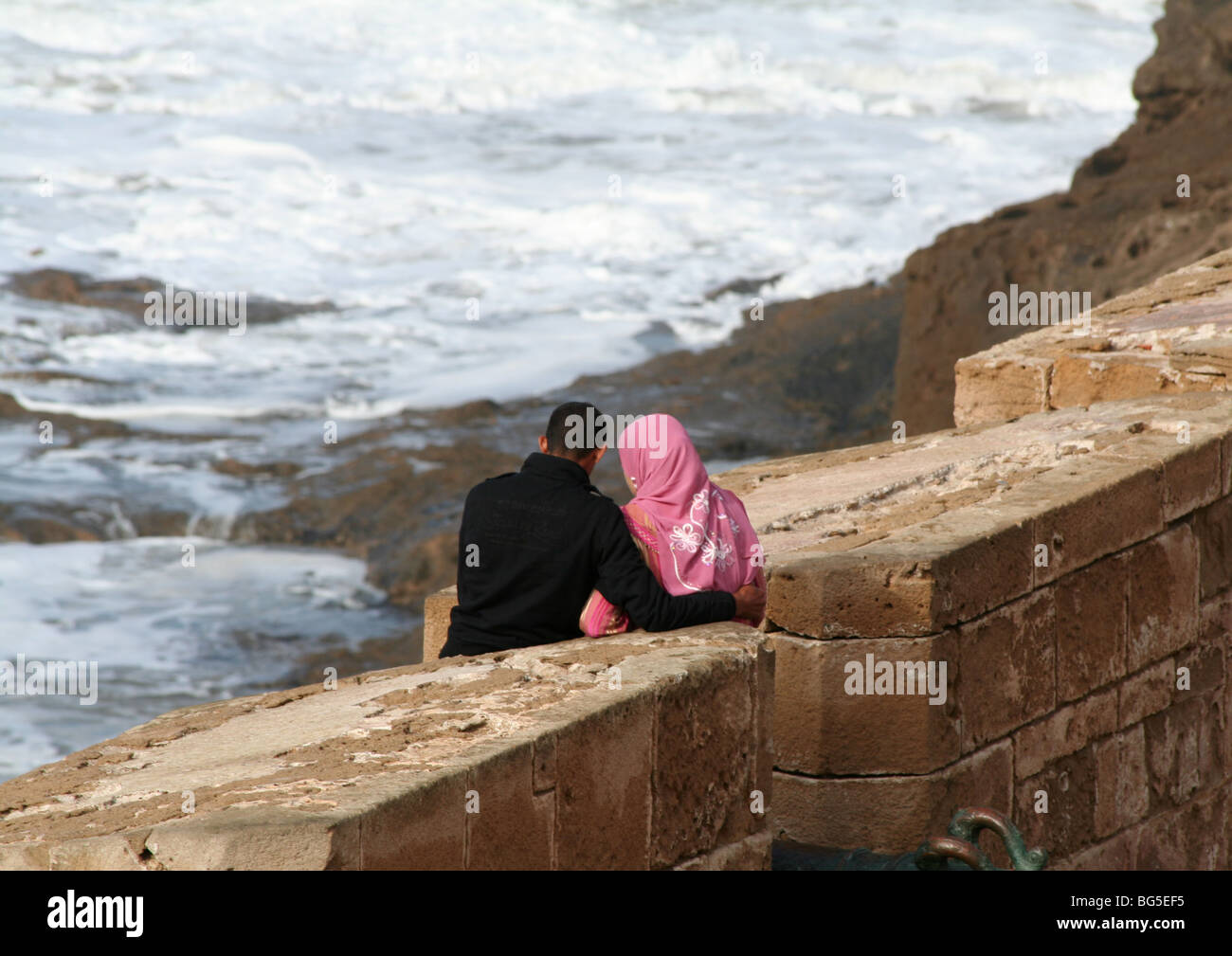 Couple musulman dans l'amour, remparts d'Essaouira, Maroc Banque D'Images