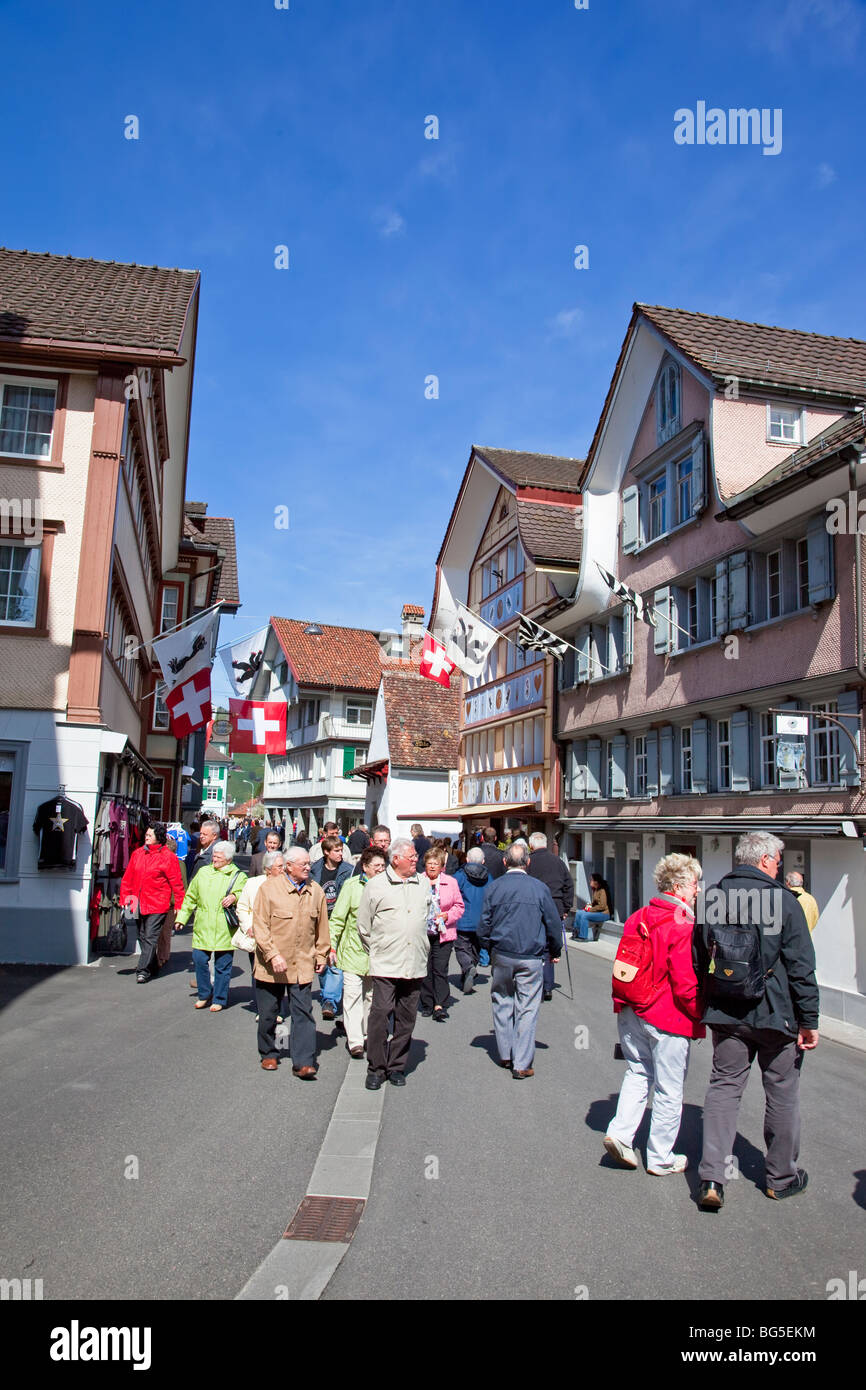 Les gens qui marchent dans la rue principale d'Appenzell décorée avec des drapeaux cantonaux et village de la Landsgemeinde, Suisse Banque D'Images