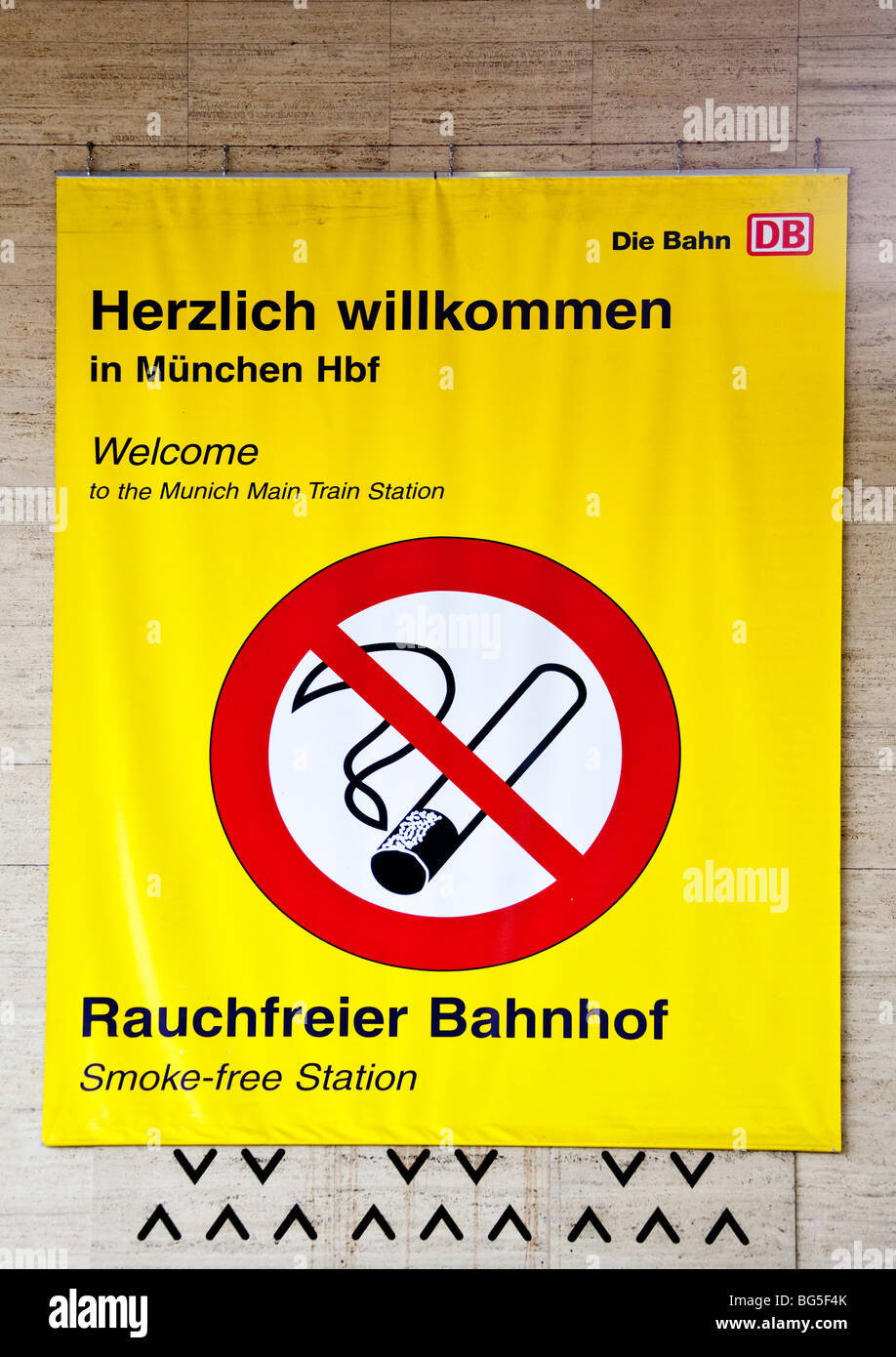 Big aucun signe de fumer dans la gare de Munich Banque D'Images