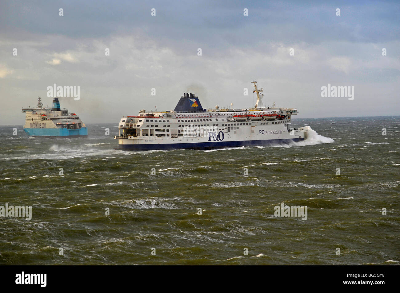Cross Channel ferries dans une mer Banque D'Images
