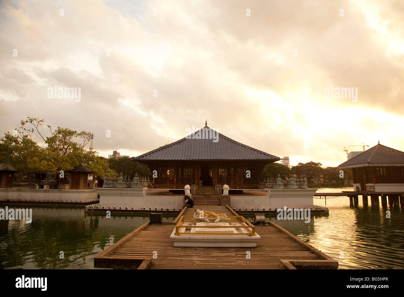Le temple moderne Seema Malaka, Colombo, Sri Lanka, temple. Il flotte sur le lac Beira de Colombo. Banque D'Images