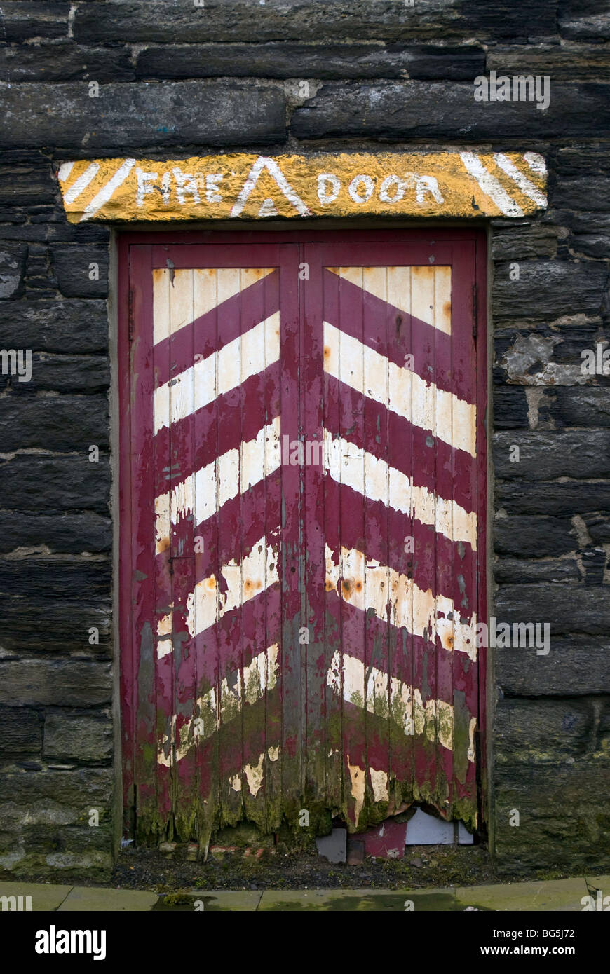 Porte coupe-feu dans un mur à Wick, Caithness, Ecosse Banque D'Images