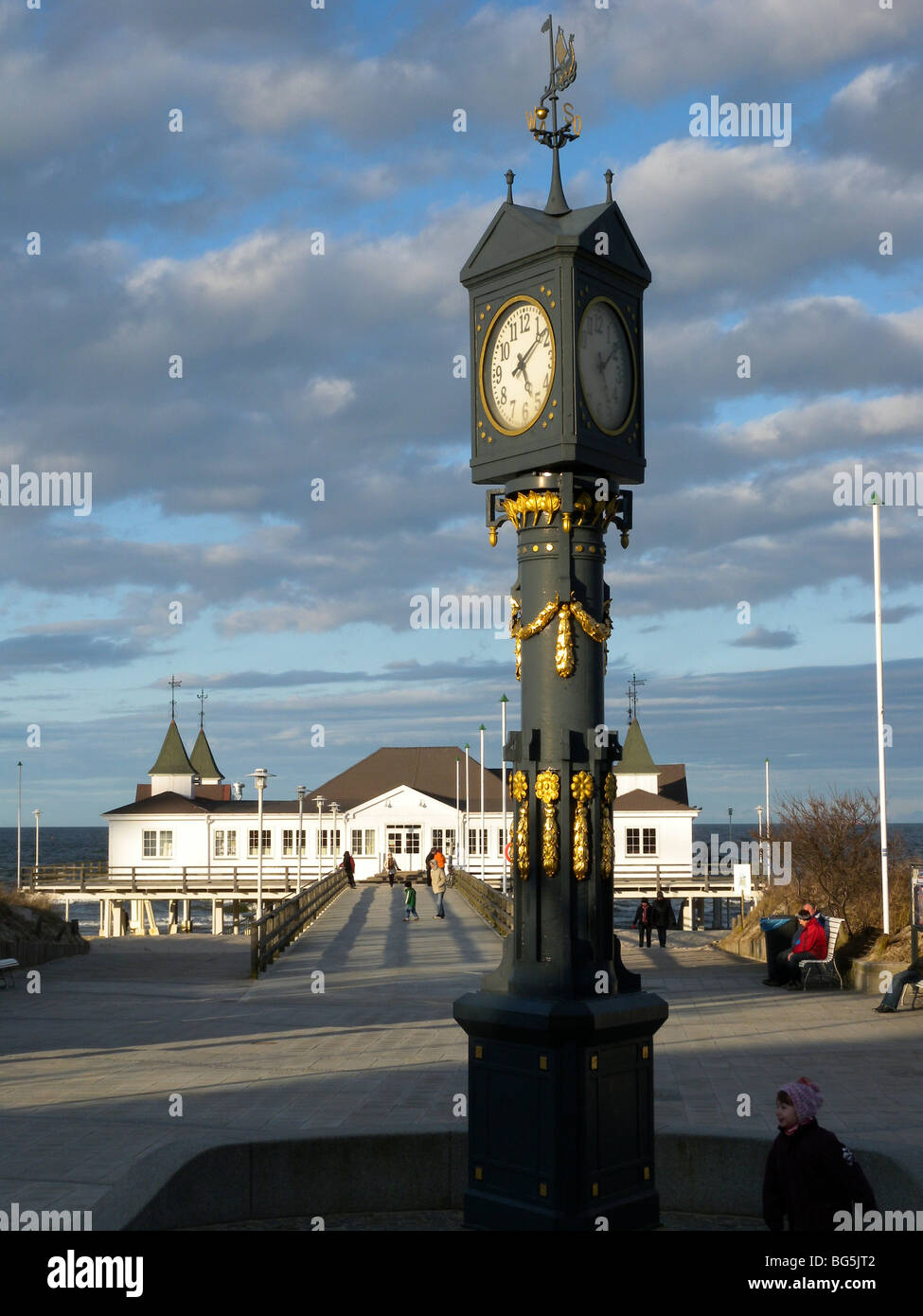 Une Promenade, Uhr der Seebrücke Ahlbeck, Insel Usedom,, Mecklenburg-Vorpommern, Allemagne | réveil, Pier, l'utilisation, à l'île de Ahlbeck Banque D'Images