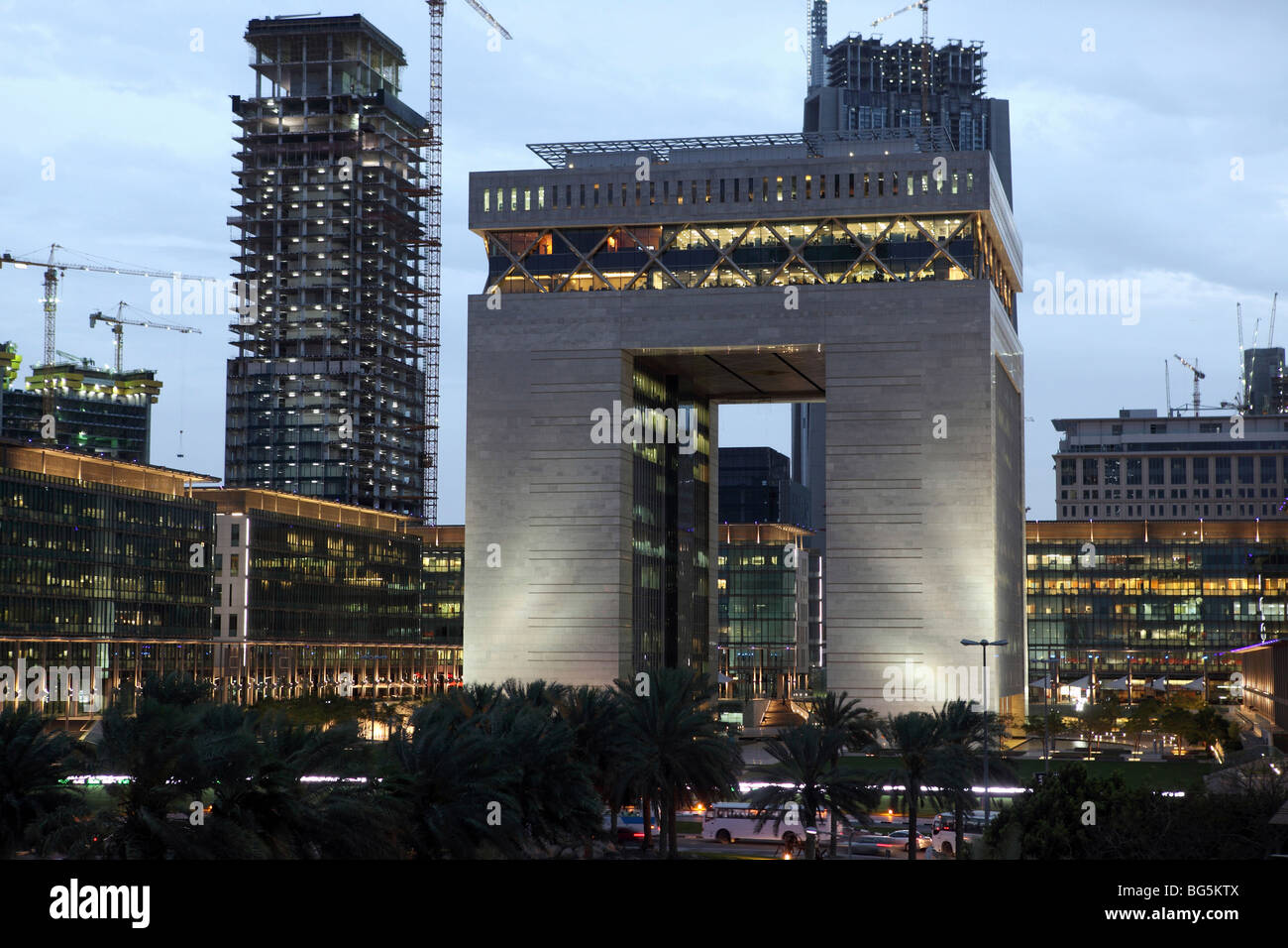 Centre Financier International de Dubaï dans la soirée, aux Émirats Arabes Unis Banque D'Images