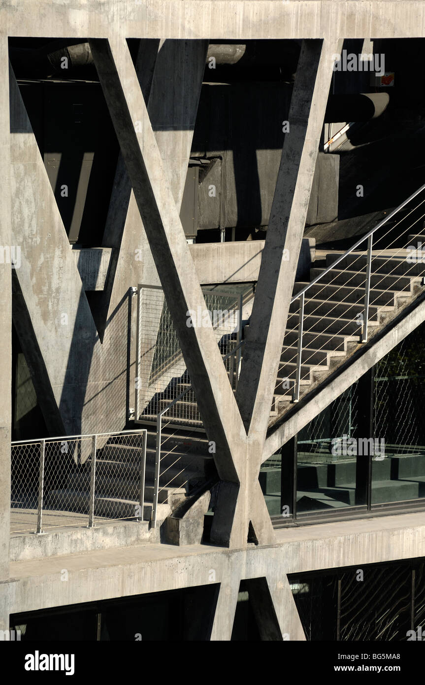Cadre en béton externe et escaliers en béton du Pavillon Noir, Centre national de Choreography, par Rudy Ricciotti, Aix-en-Provence, France Banque D'Images