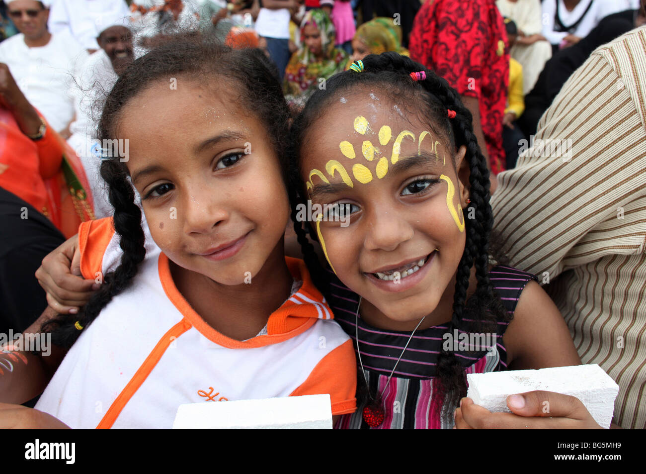 Deux jeunes filles, Dubaï, Émirats Arabes Unis Banque D'Images