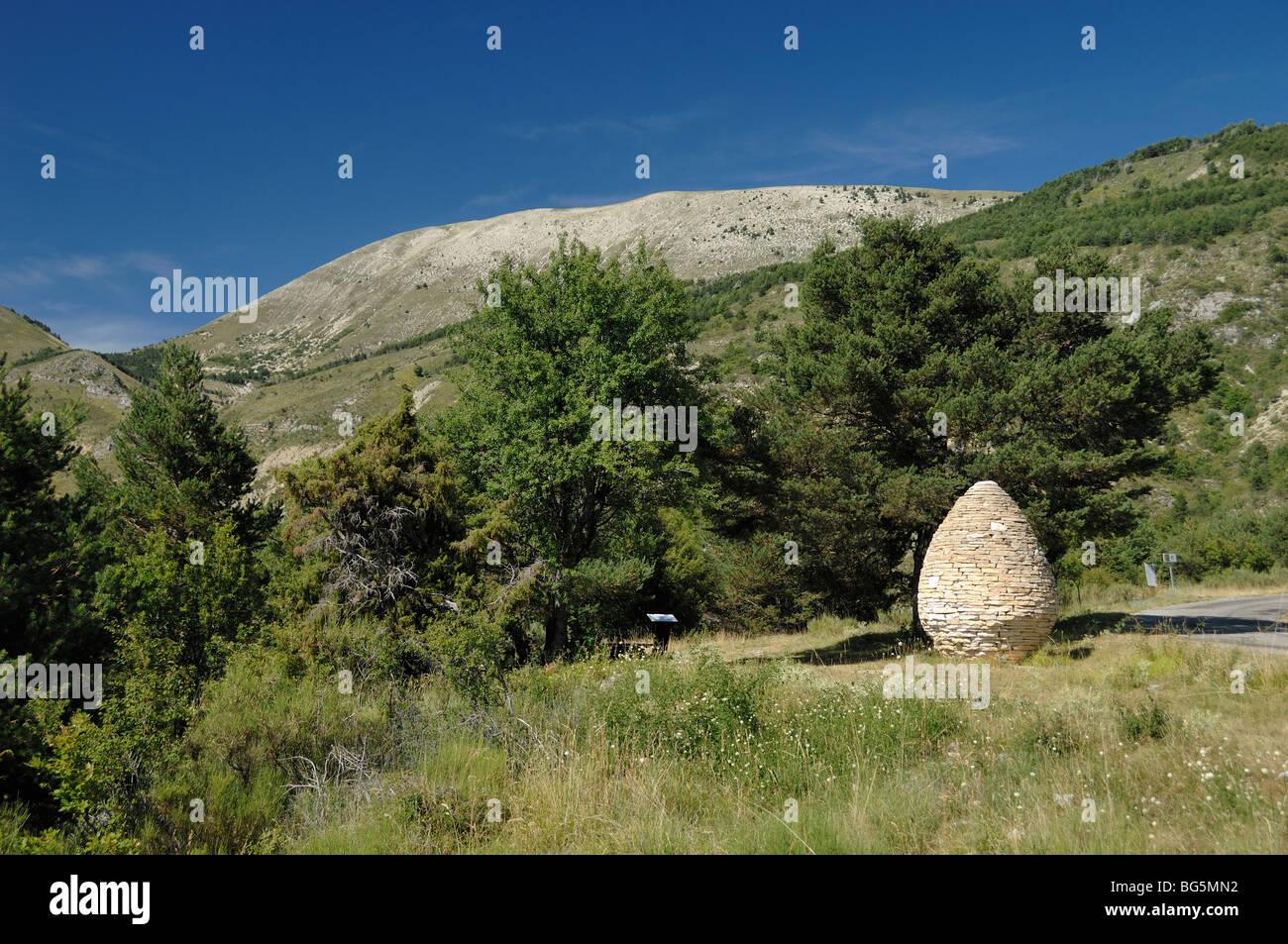 Andy Goldsworthy Landart ou Sculpture en cône de pierre sèche, Clumanc, Vallée de l'Asse, Alpes-de-haute-Provence, France Banque D'Images