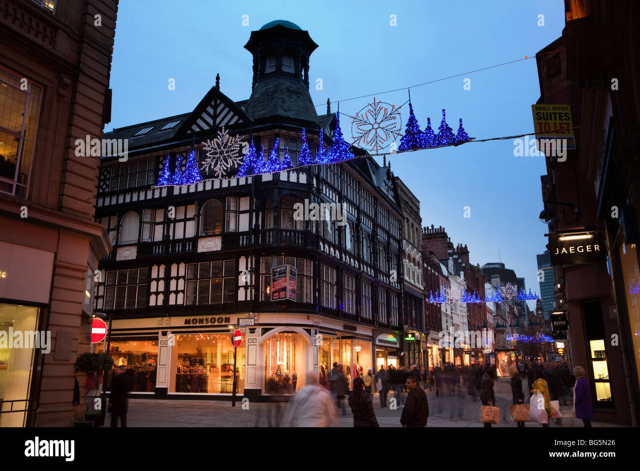 Royaume-uni, Angleterre, Manchester, King Street, les lumières de Noël au-dessus de shoppers Banque D'Images