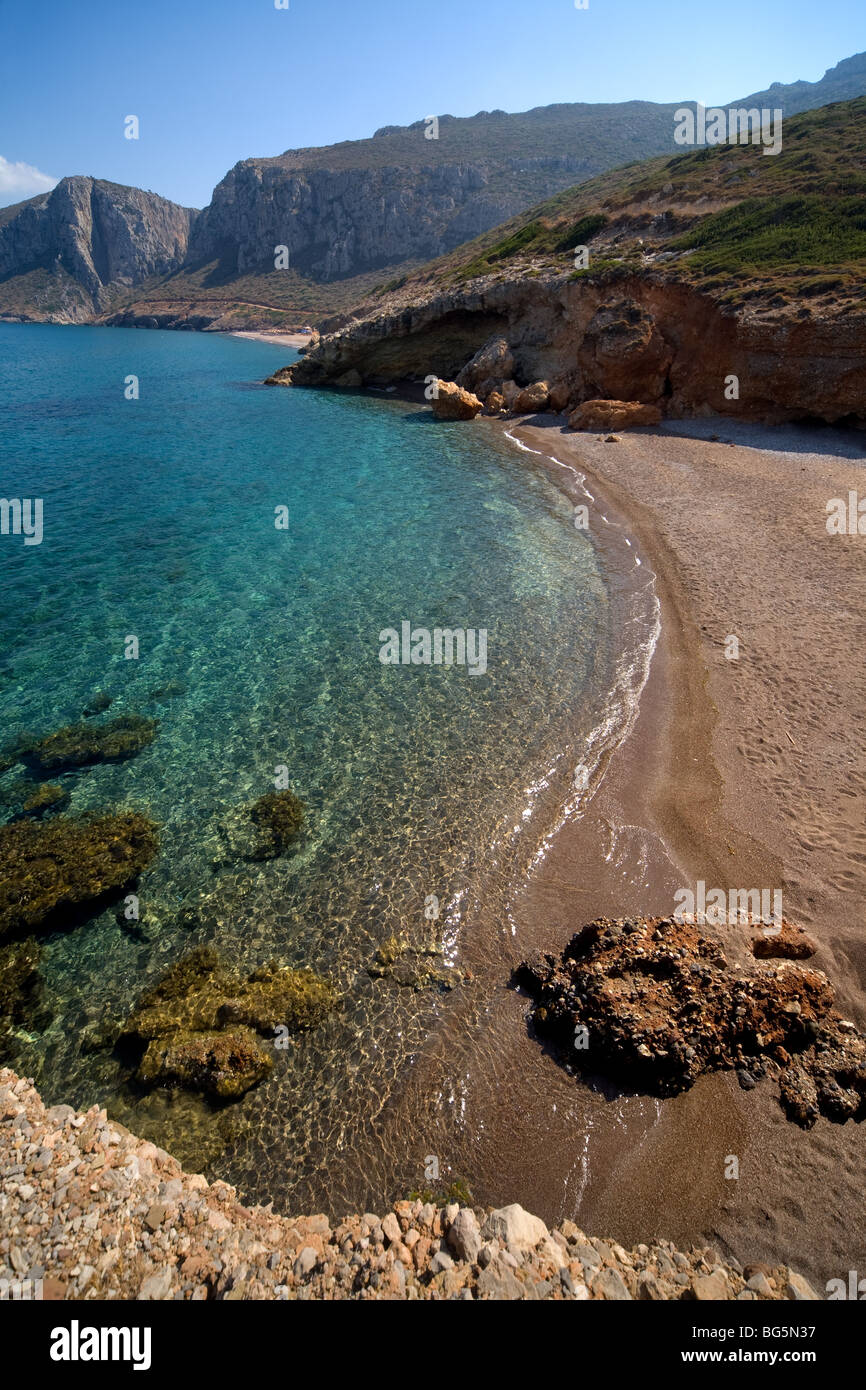Plage avec galets rouge sur l'île de cythère, Grèce Banque D'Images