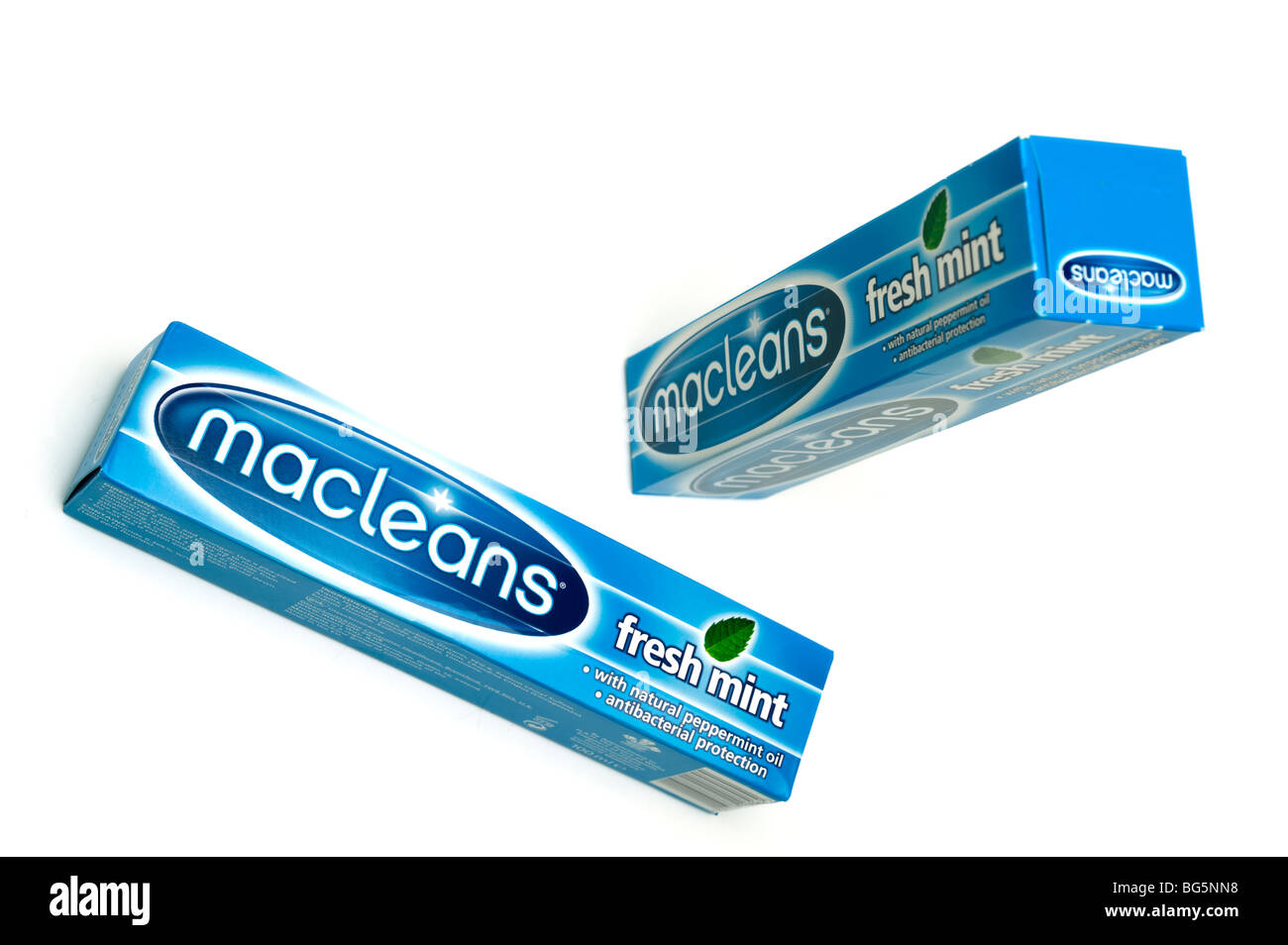 Deux tubes en boîte de Macleans dentifrice menthe fraîche Banque D'Images