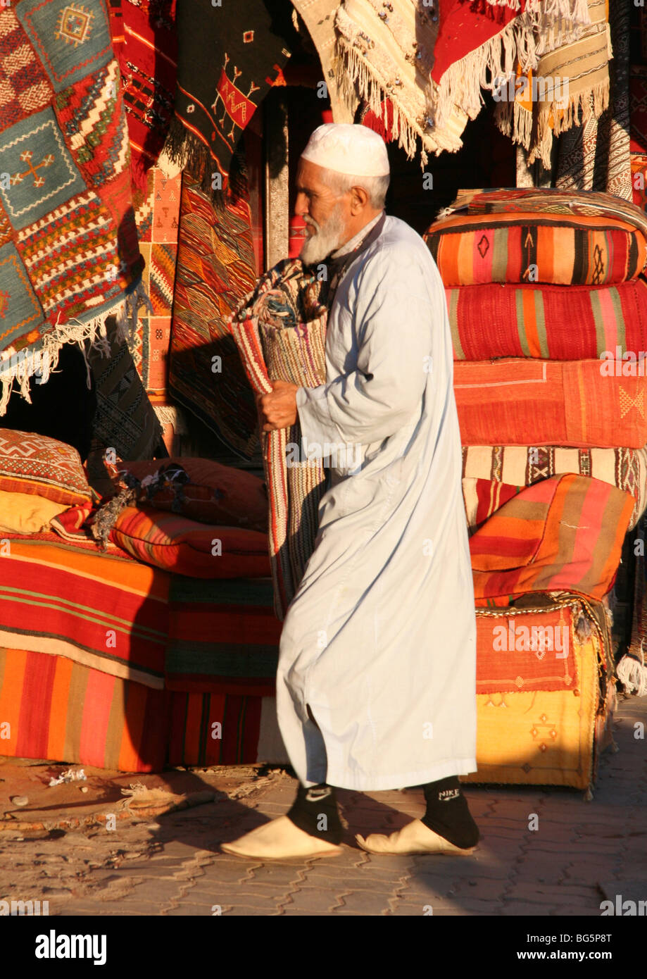 Homme de Souk de tapis Banque D'Images