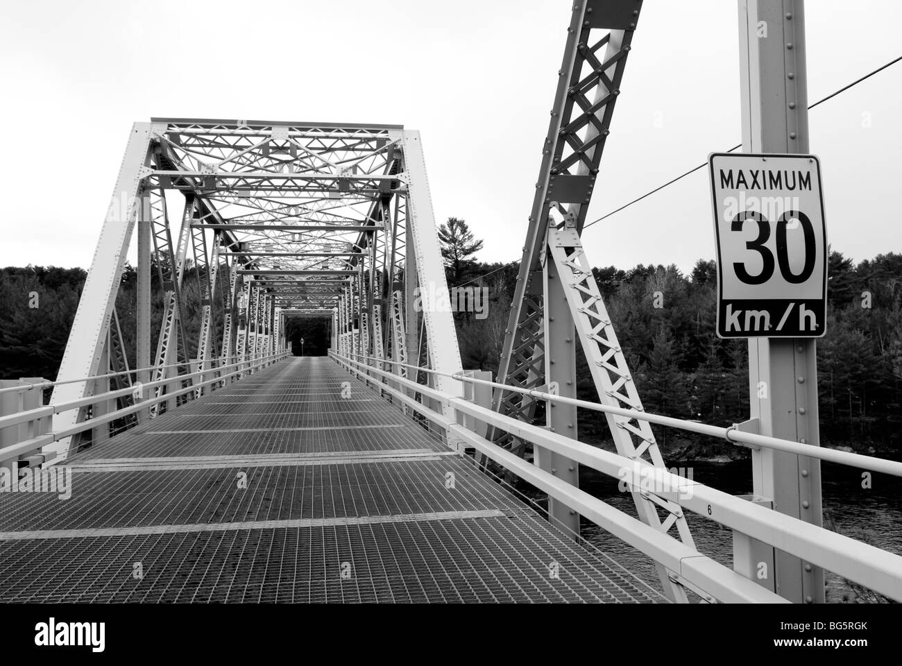 Signe de la vitesse affichée sur un pont à poutres en fer métallique. Banque D'Images