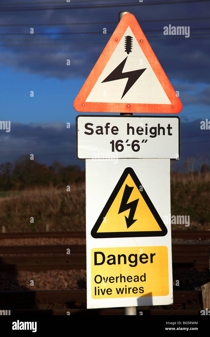 Toit de fils sous le signe de danger dans les passage barrière ligne côtière Est Peterborough Cambridgeshire Banque D'Images